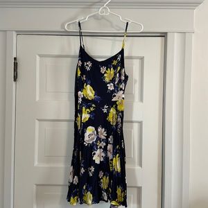 Old Navy floral dress! Ideal for hot summer days ☀️
